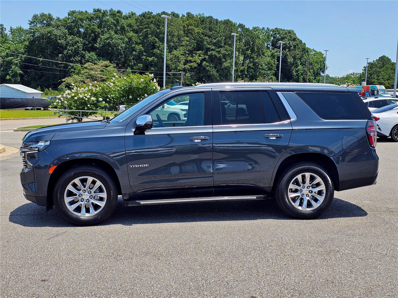 Used 2021 Chevrolet Tahoe Premier w/ Premium Package AWD/4WD image 14