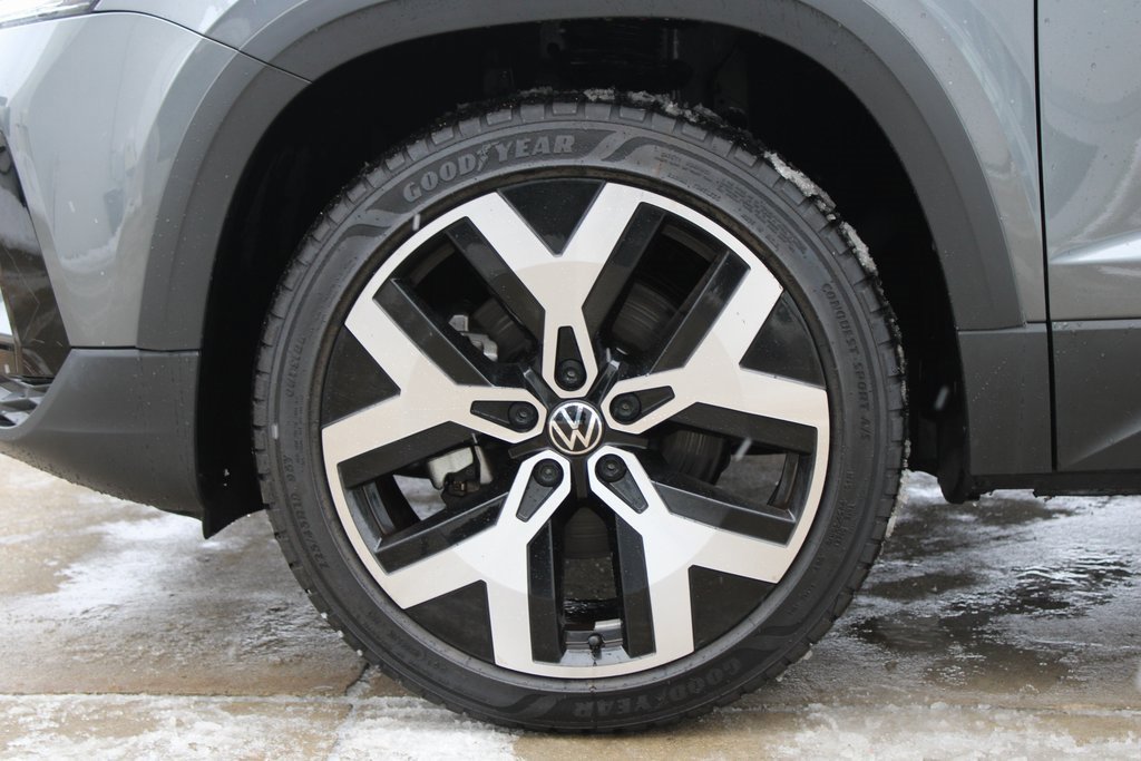 Certified 2022 Volkswagen Taos SEL image 31