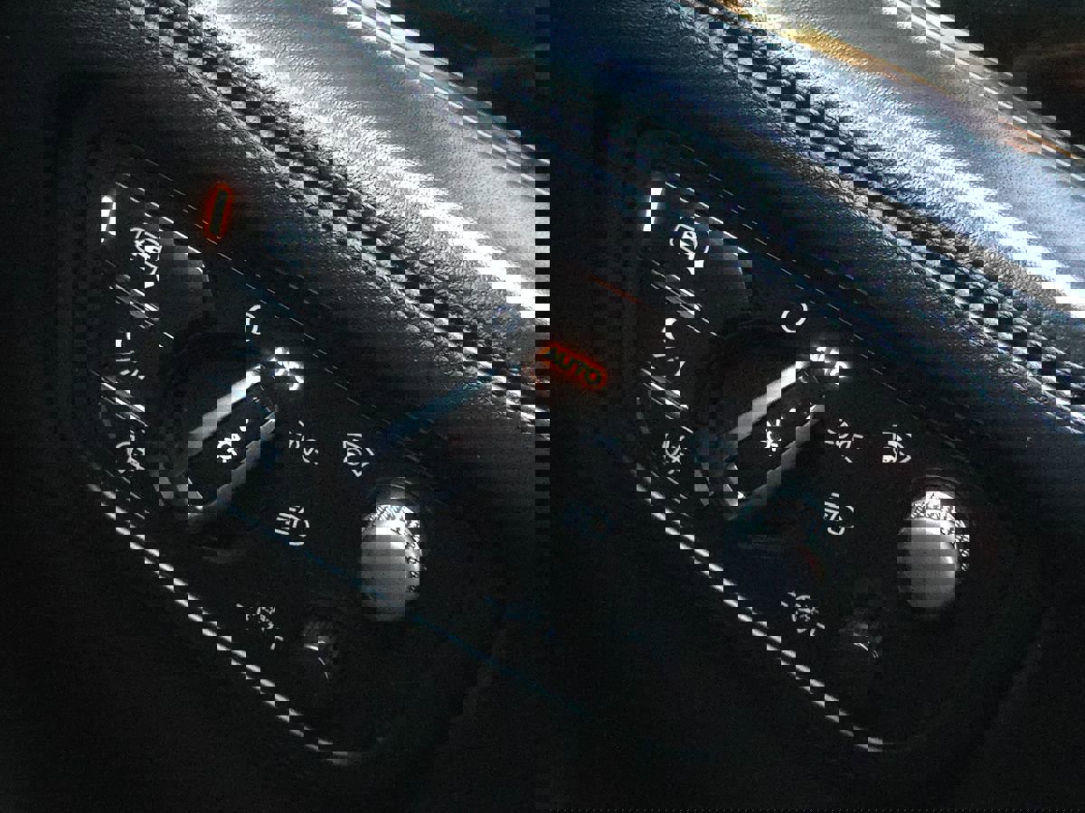 Used 2020 Bentley Bentayga Plug-In Hybrid image 35