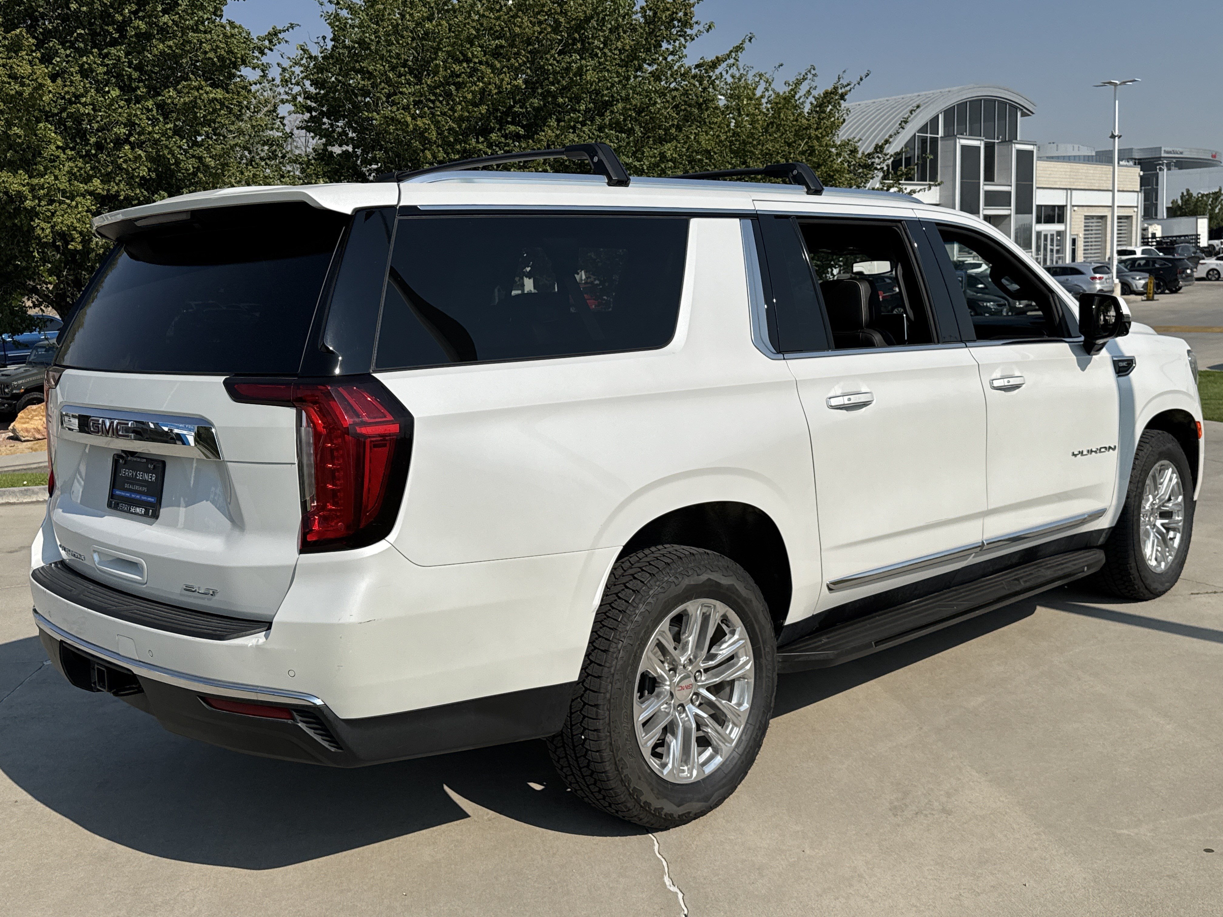 Used 2022 GMC Yukon XL SLT w/ SLT Luxury Package AWD/4WD image 5