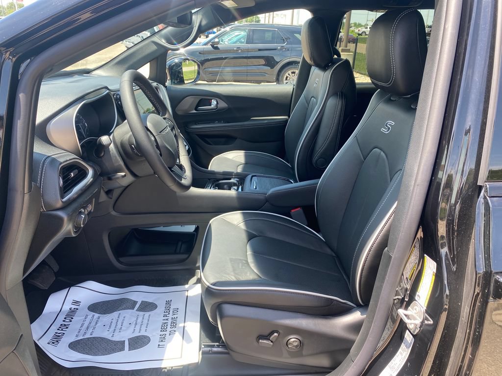 New 2027 Chrysler Pacifica Limited w/ S Appearance Package FWD image 10