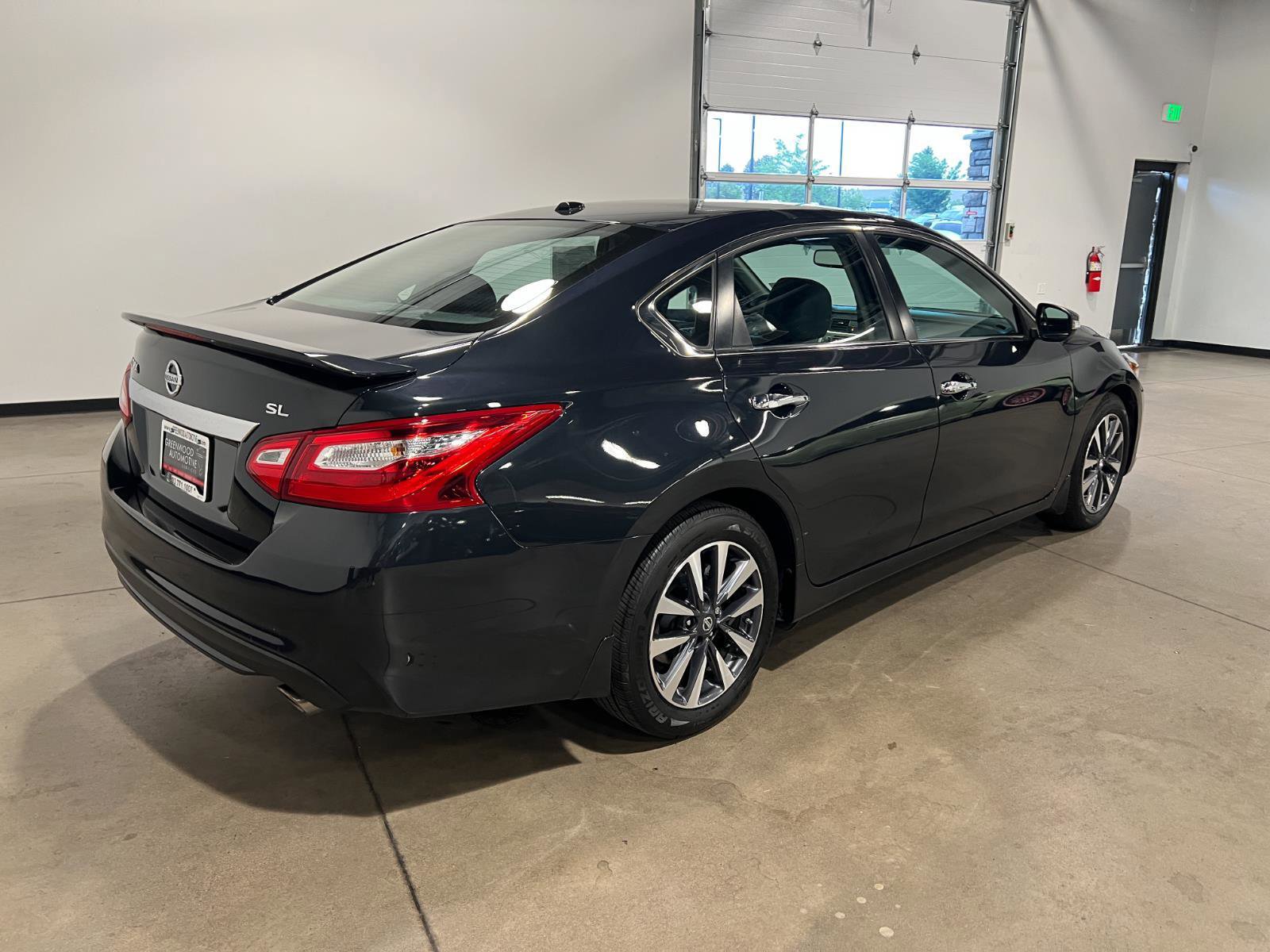 Used 2016 Nissan Altima 2.5 SL w/ 2.5 Technology w/LED Package FWD image 3