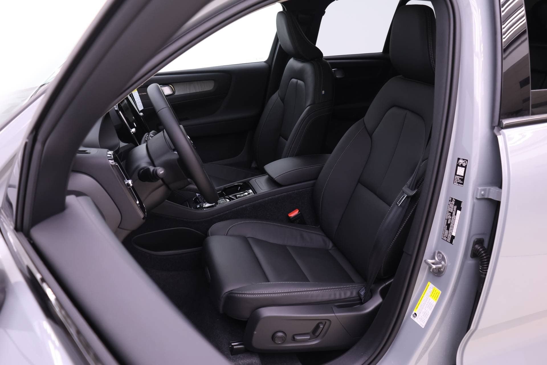 New 2026 Volvo XC40 B5 Plus w/ Protection Package Premier AWD/4WD image 10