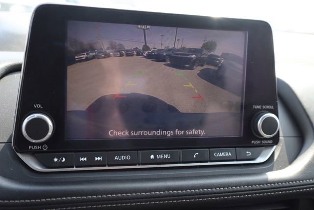 Used 2024 Nissan Rogue SV image 4