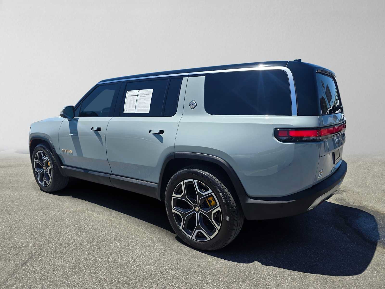 Used 2023 Rivian R1S Launch Edition AWD/4WD image 3