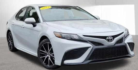 Used 2024 Toyota Camry SE FWD image 2