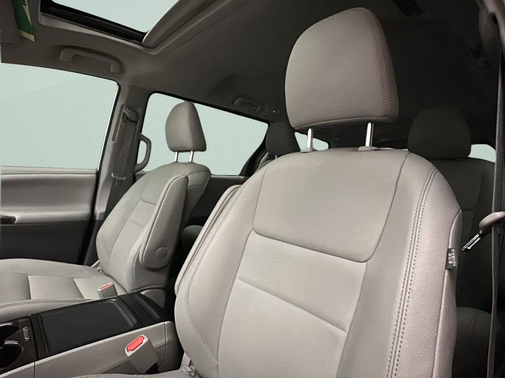Used 2020 Toyota Sienna XLE w/ XLE Navigation Package AWD/4WD image 11