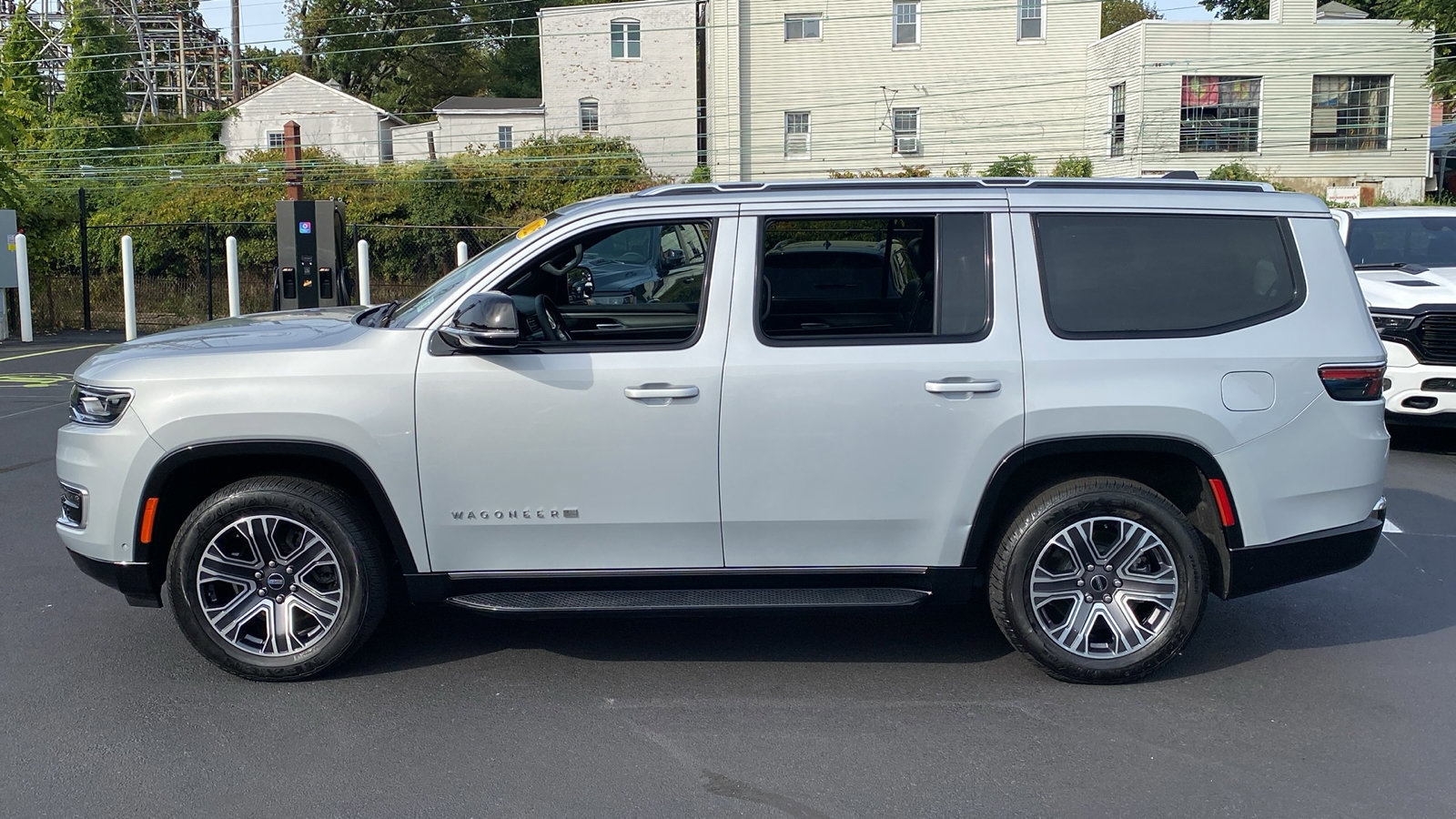 Used 2025 Jeep Wagoneer 4WD w/ Premium Group I image 4
