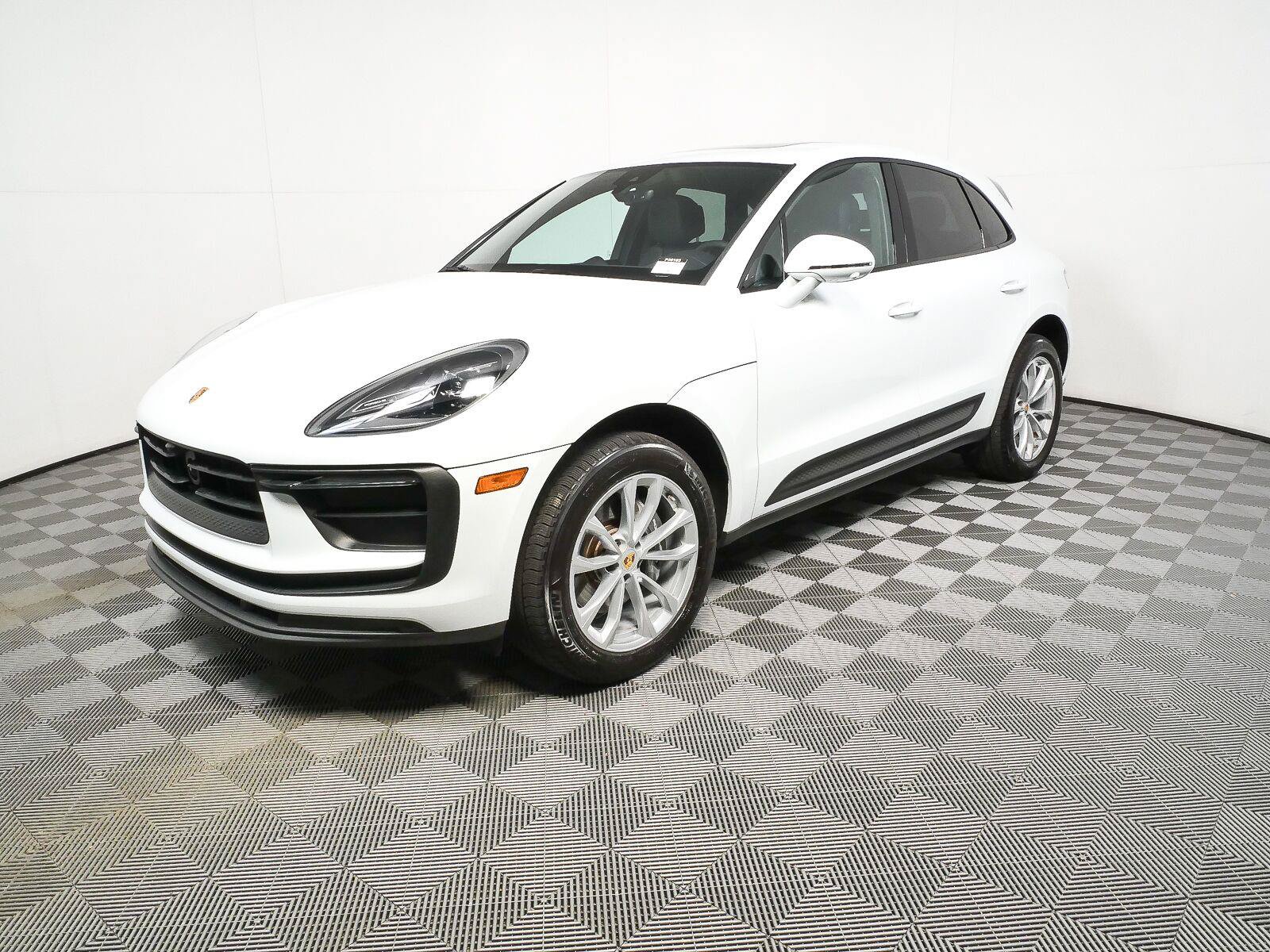 Certified 2025 Porsche Macan Turbo AWD/4WD image 1
