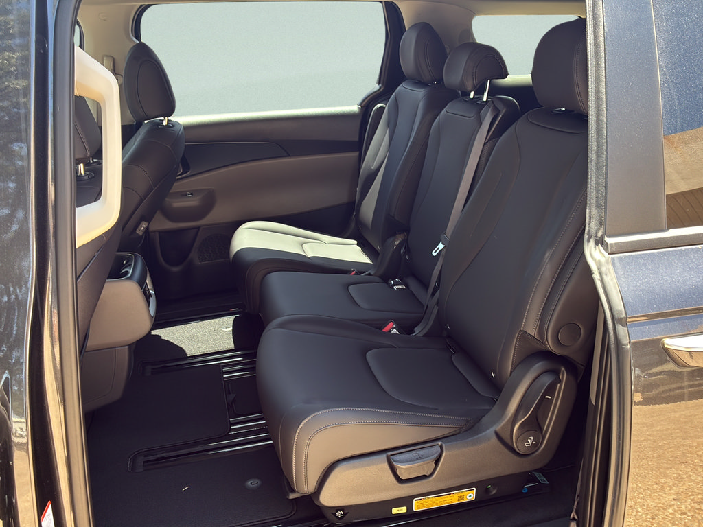 New 2026 Kia Carnival FWD image 24