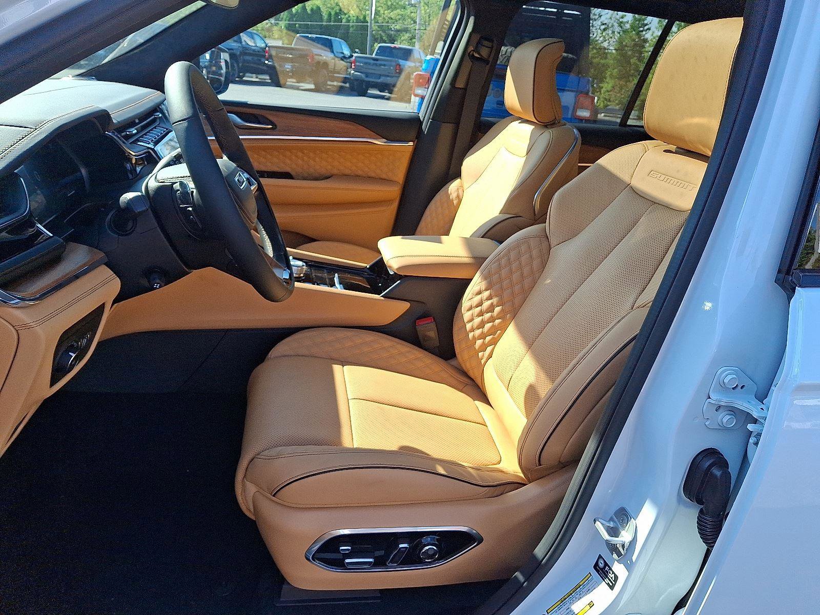 New 2025 Jeep Grand Cherokee Summit image 8