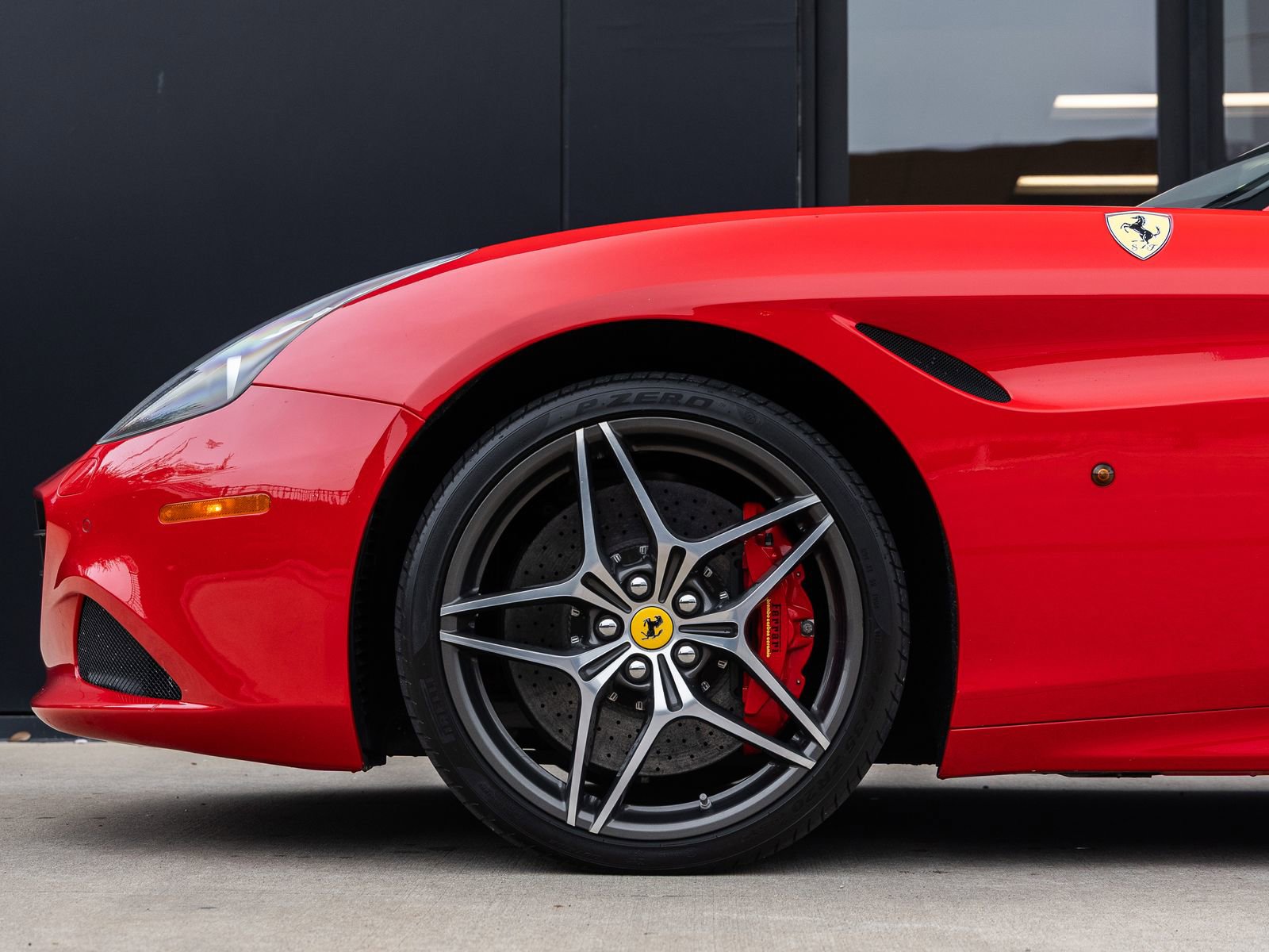 Used 2016 Ferrari California T RWD image 13