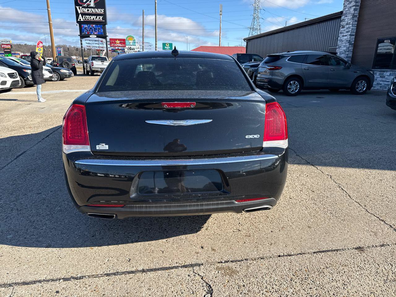 Used 2017 Chrysler 300 Limited RWD image 3