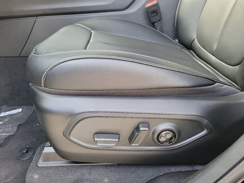 Used 2025 Jeep Grand Cherokee L Limited w/ Luxury Tech Group II image 11