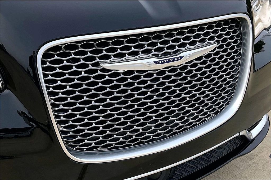 Used 2019 Chrysler 300 C w/ Safetytec Plus Group image 30