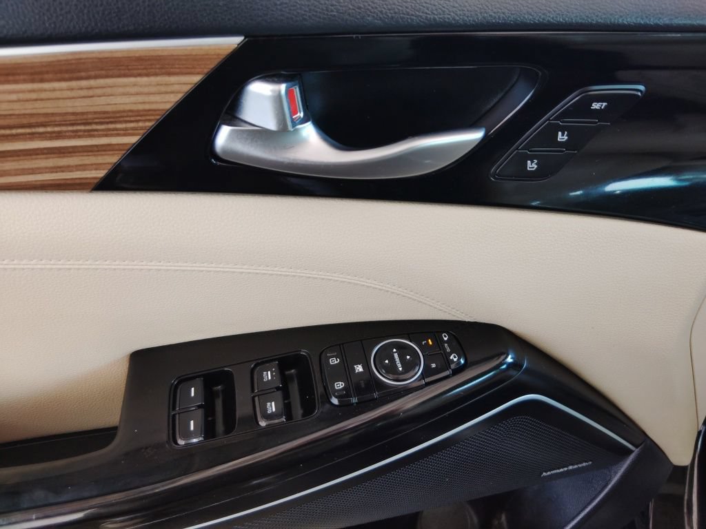 Used 2017 Kia Cadenza Technology FWD image 19