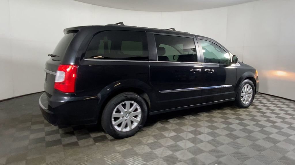Used 2016 Chrysler Town & Country Touring w/ Driver Convenience Group image 12