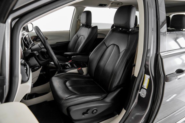 Used 2019 Chrysler Pacifica Touring-L FWD image 29