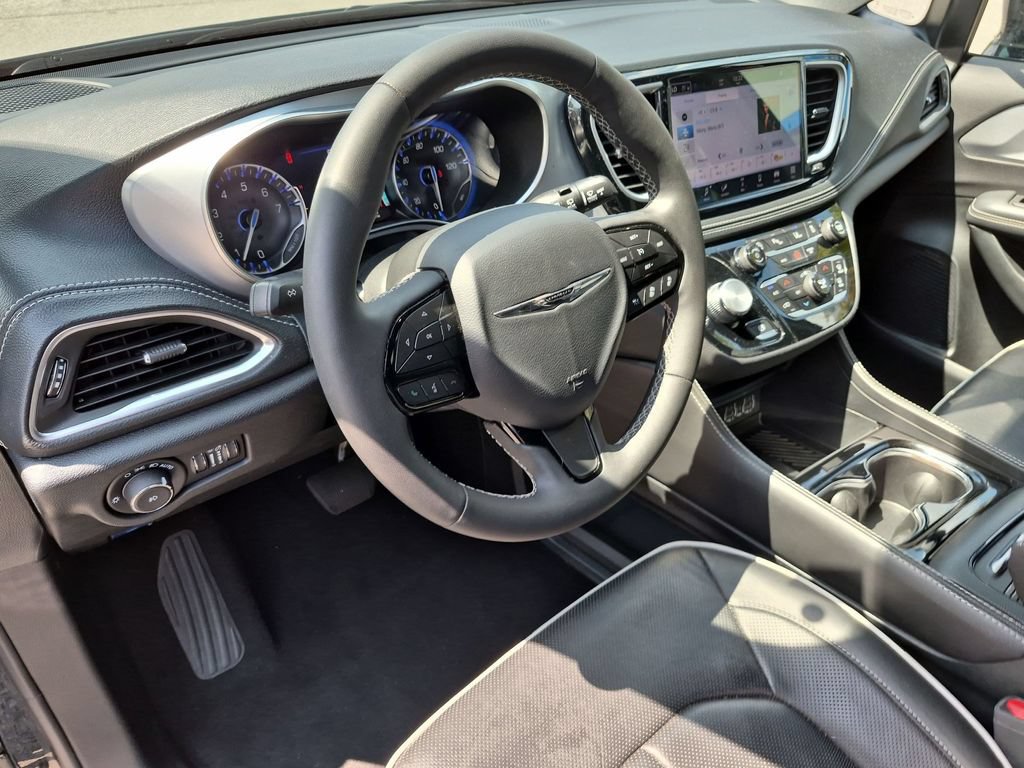 Used 2025 Chrysler Pacifica Limited FWD image 15