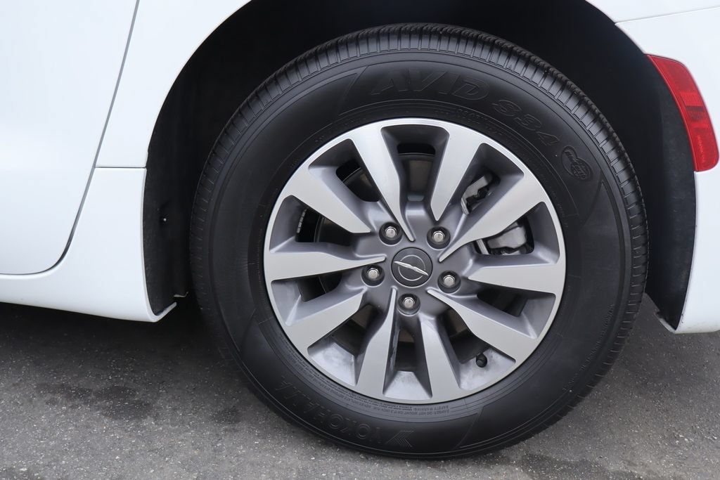 Used 2025 Chrysler Pacifica Select FWD image 13