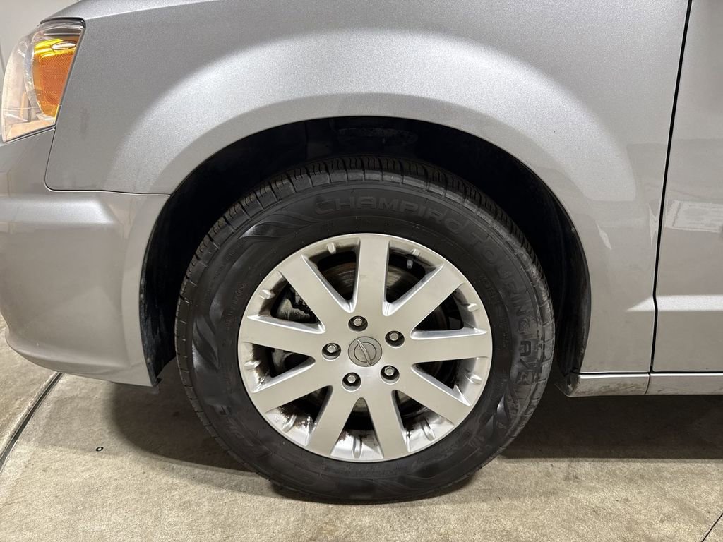 Used 2016 Chrysler Town & Country Touring image 27