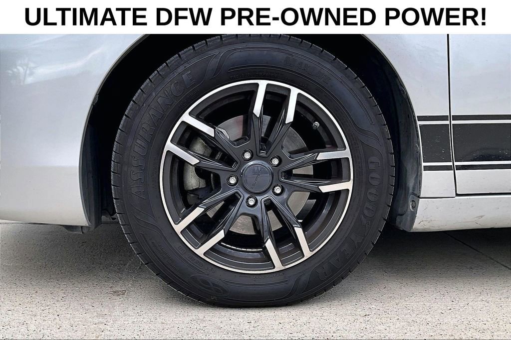 Used 2010 Toyota Camry LE FWD image 11