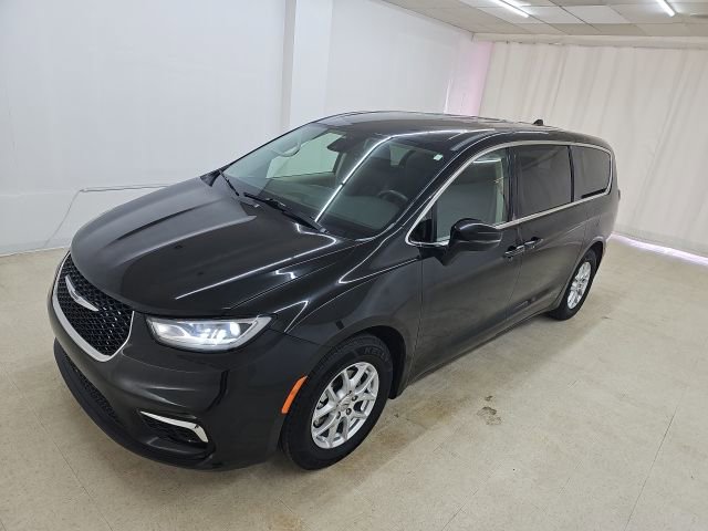Used 2023 Chrysler Pacifica Touring-L FWD image 30