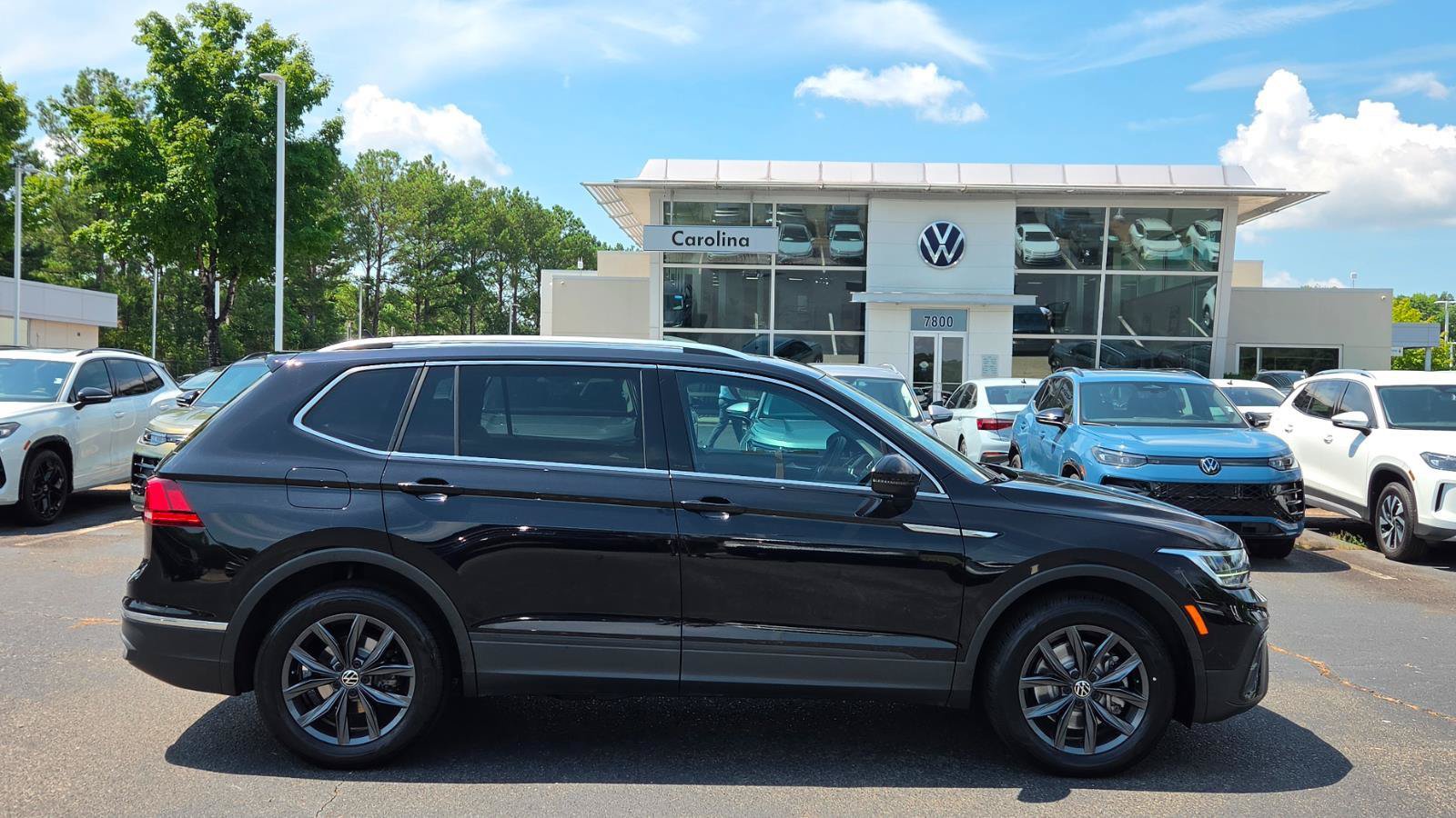 Certified 2023 Volkswagen Tiguan SE w/ Panoramic Sunroof Package FWD image 6