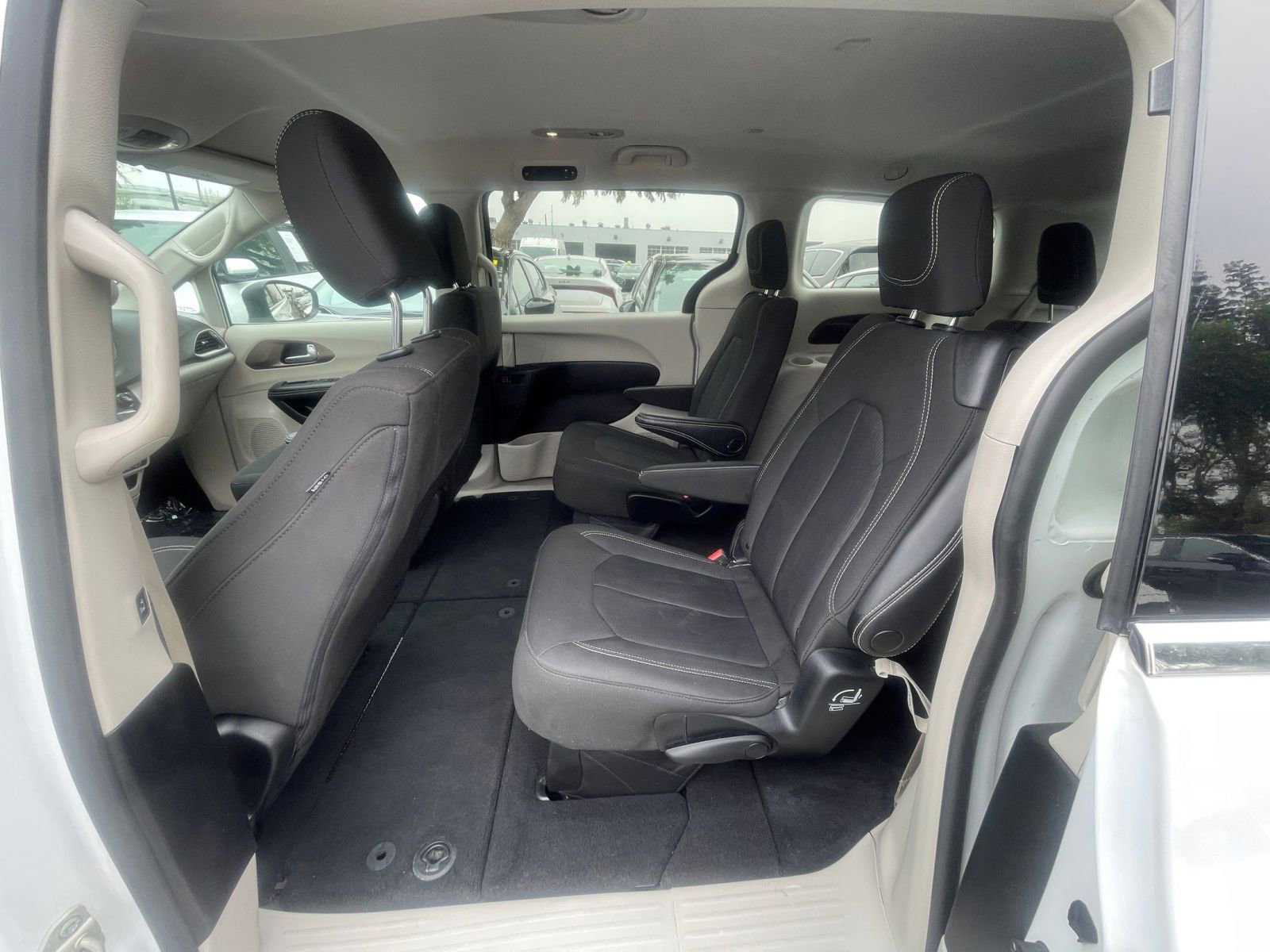 Used 2023 Chrysler Voyager LX image 27