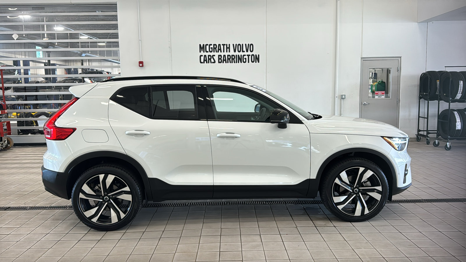Used 2025 Volvo XC40 B5 Ultra AWD/4WD image 4
