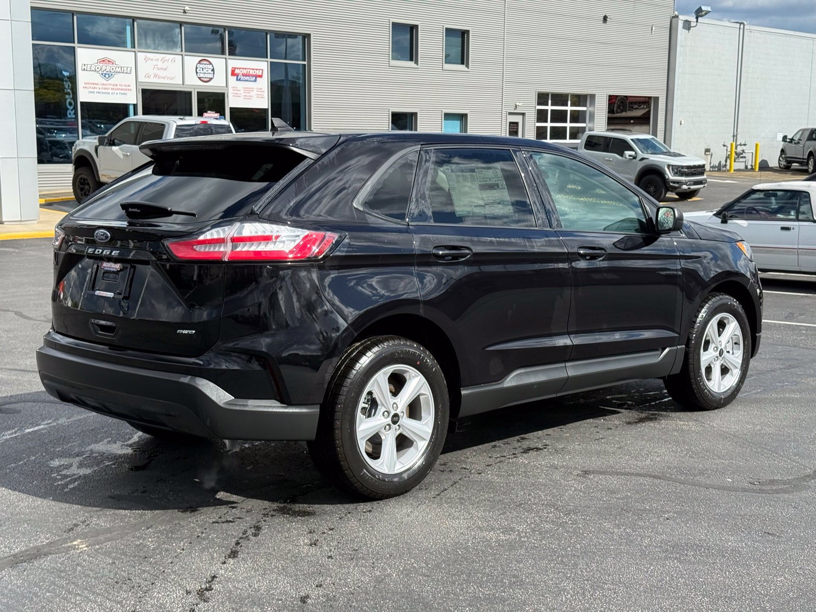 Used 2024 Ford Edge SE AWD/4WD image 3