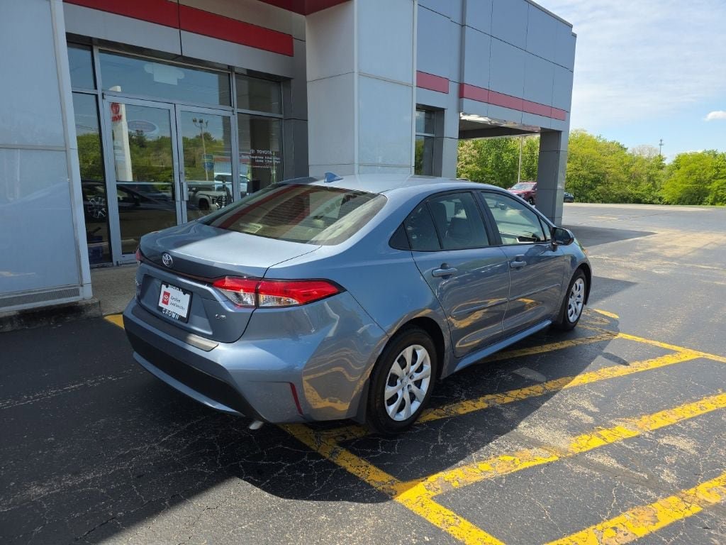 Used 2022 Toyota Corolla LE FWD image 3