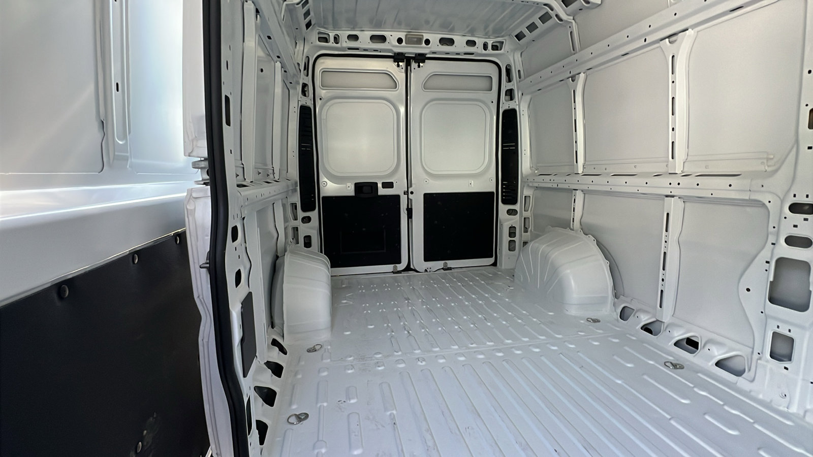 Used 2025 RAM ProMaster 2500 w/ Storage Group image 14