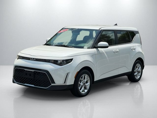 Certified 2025 Kia Soul LX w/ LX Technology Package FWD image 3
