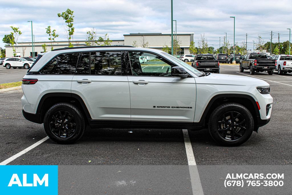 Used 2025 Jeep Grand Cherokee Altitude AWD/4WD image 8