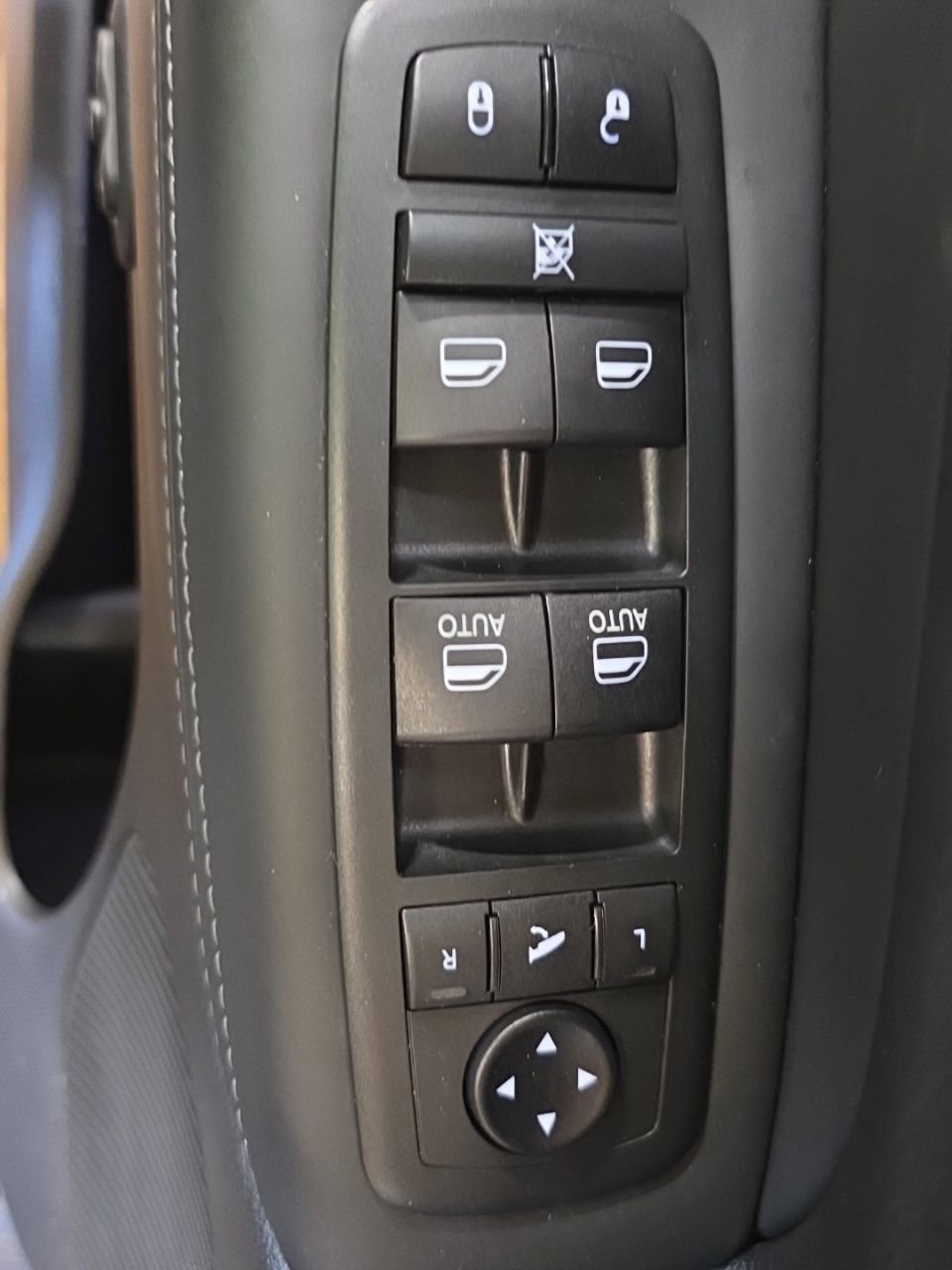 Used 2020 Jeep Grand Cherokee Overland AWD/4WD image 33