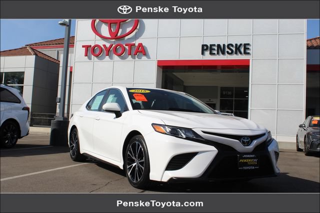 Used 2018 Toyota Camry SE FWD image 1