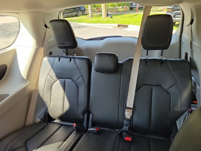 Used 2022 Chrysler Pacifica Touring-L AWD/4WD image 16