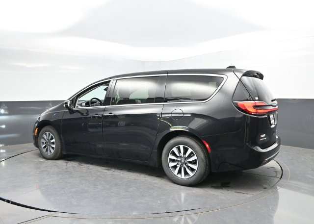 Used 2024 Chrysler Pacifica Limited FWD image 8