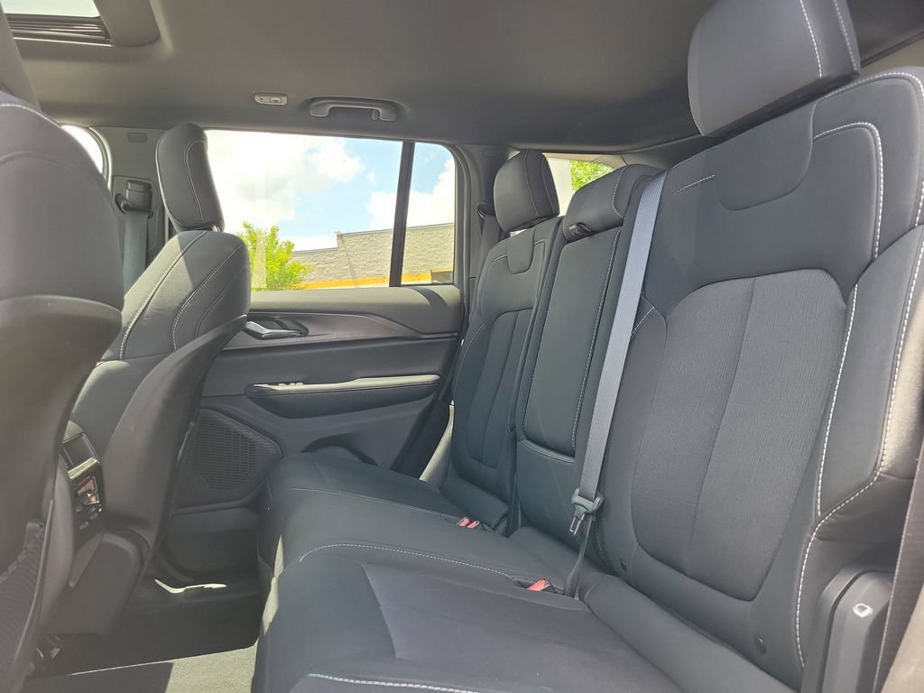 Used 2024 Jeep Grand Cherokee Laredo X AWD/4WD image 11