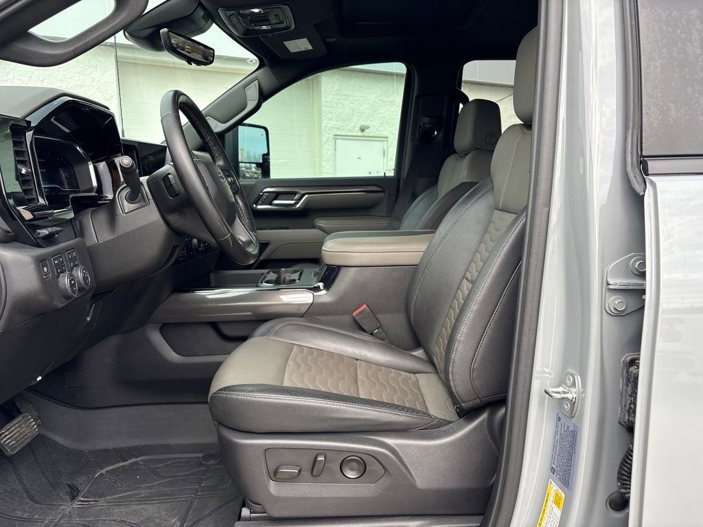 Used 2024 Chevrolet Silverado 2500 ZR2 w/ Technology Package image 12
