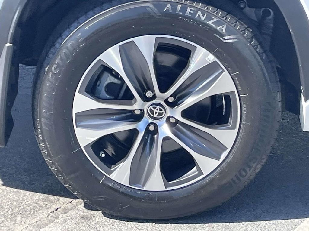 Used 2023 Toyota Highlander XLE AWD/4WD image 12