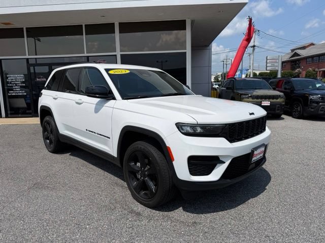 Used 2023 Jeep Grand Cherokee Altitude AWD/4WD image 2