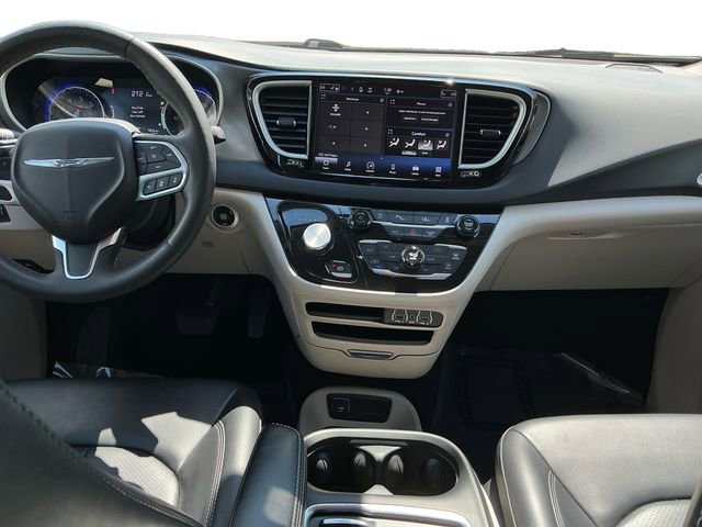 Used 2023 Chrysler Pacifica Touring-L FWD image 12