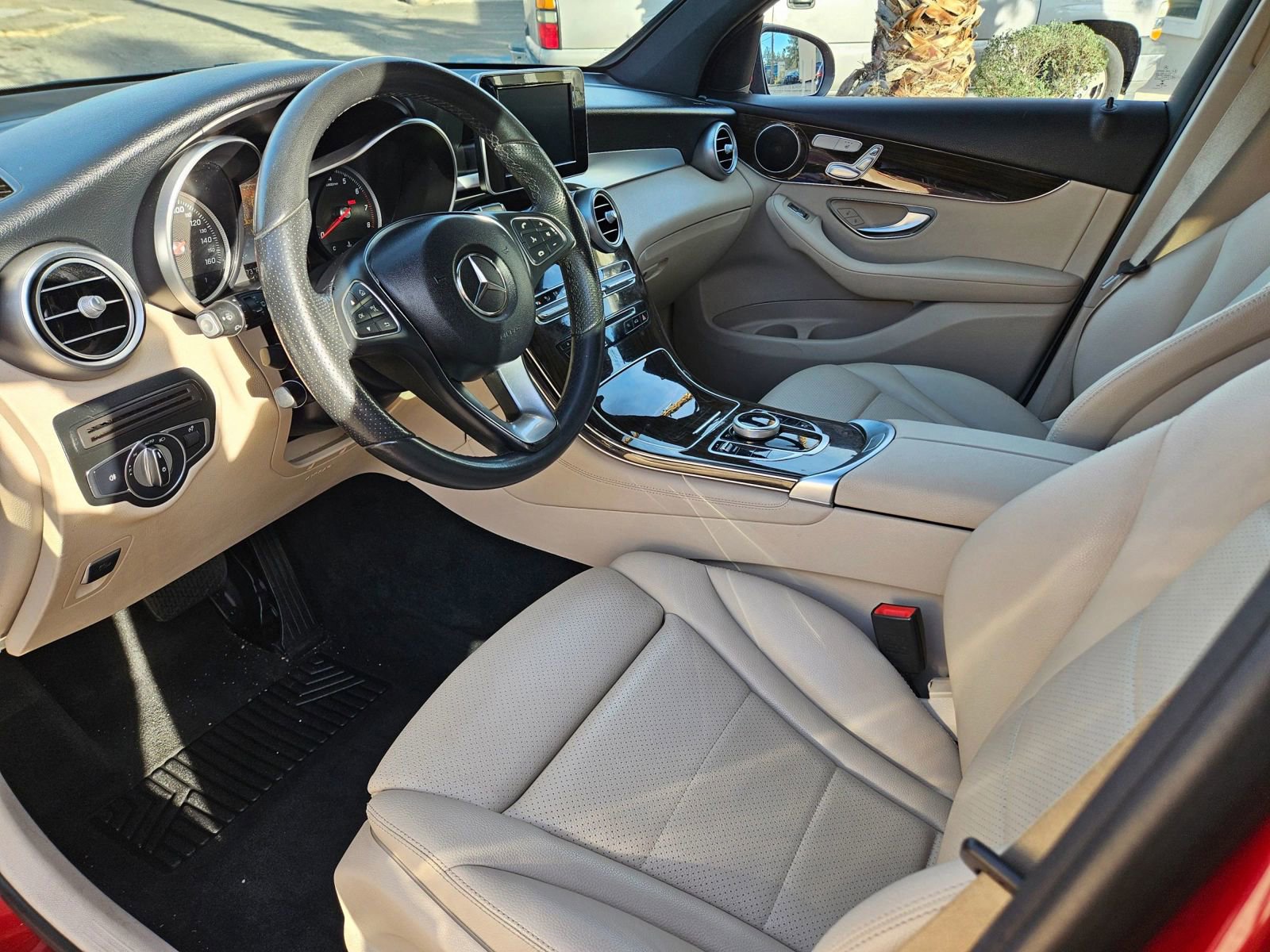 Used 2018 Mercedes-Benz GLC 300 w/ Premium Package image 9