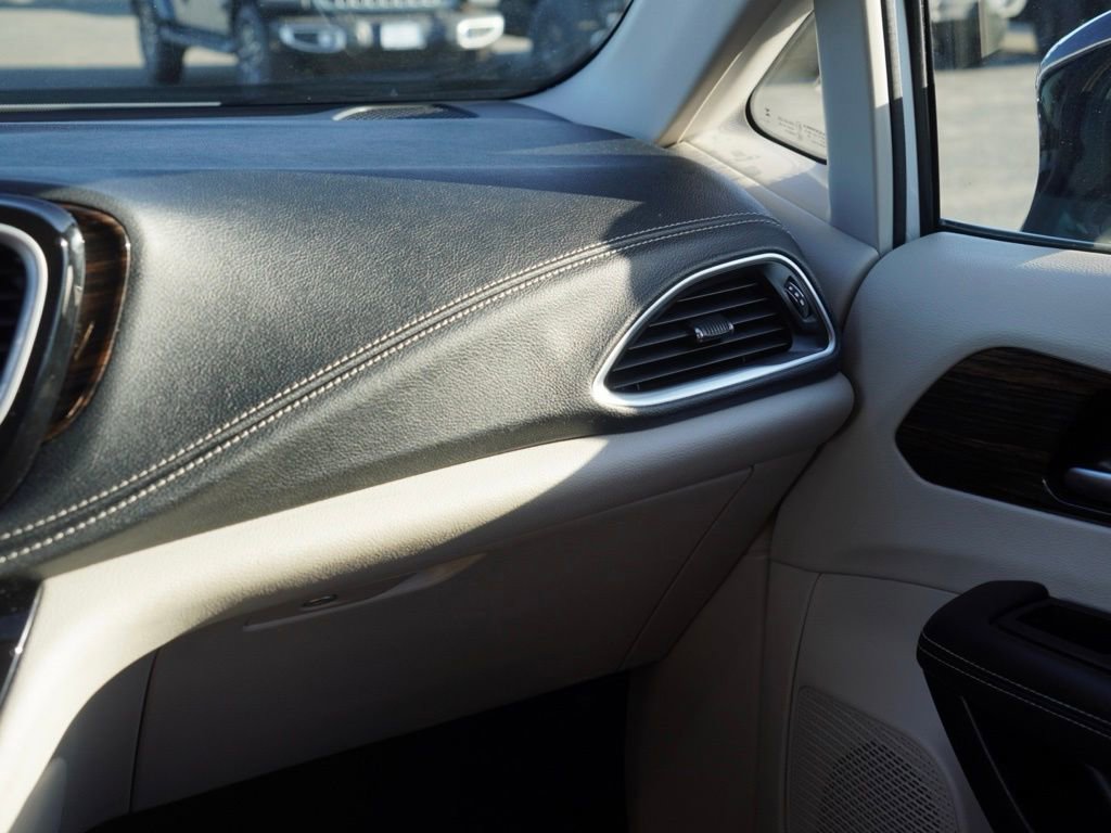 Certified 2023 Chrysler Pacifica Limited image 23