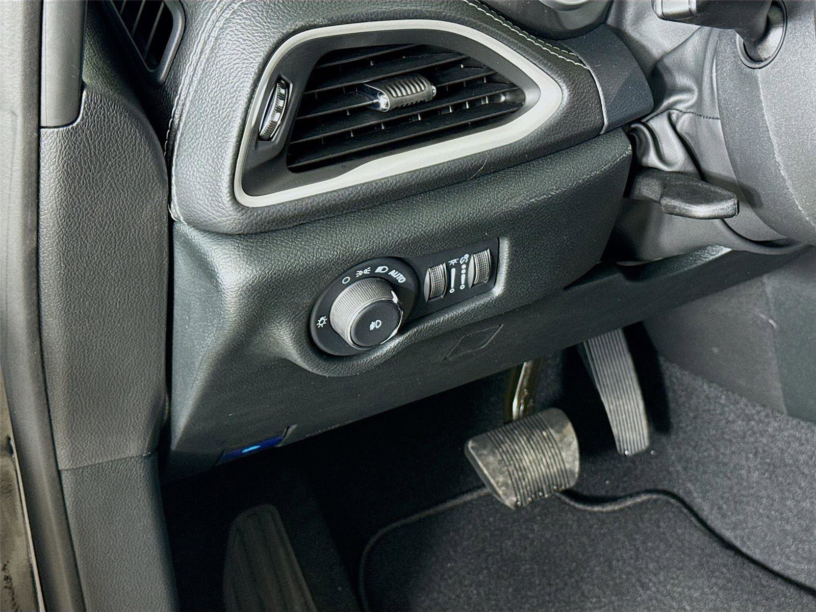 New 2026 Chrysler Pacifica Select image 10