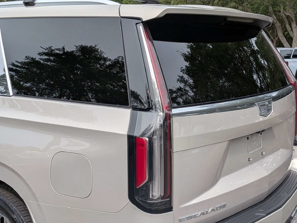 Certified 2023 Cadillac Escalade Premium Luxury Platinum w/ LPO, Radiant Package AWD/4WD image 4