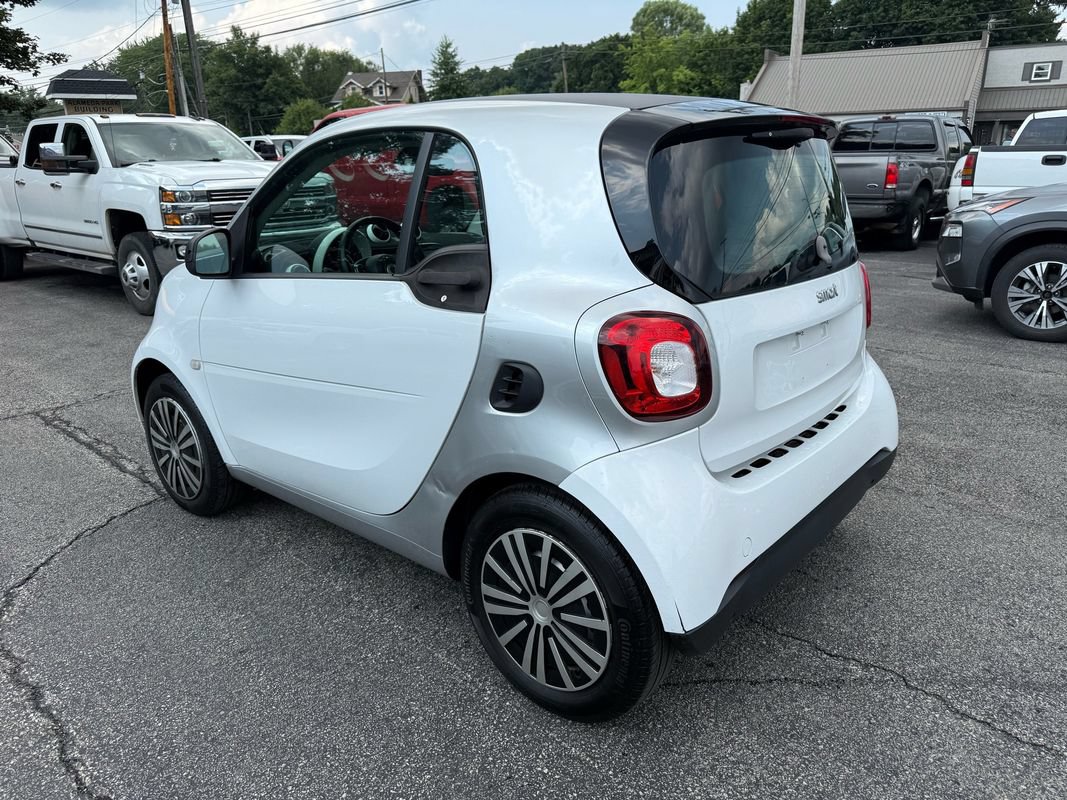 Used 2016 smart fortwo pure RWD image 4