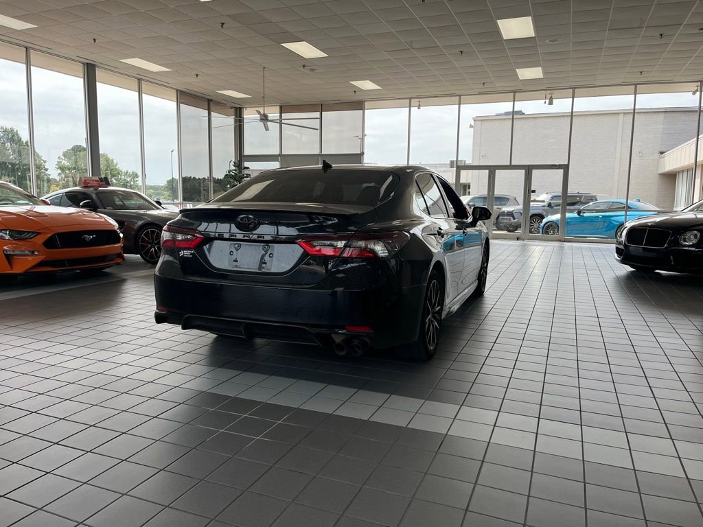 Used 2023 Toyota Camry SE image 3
